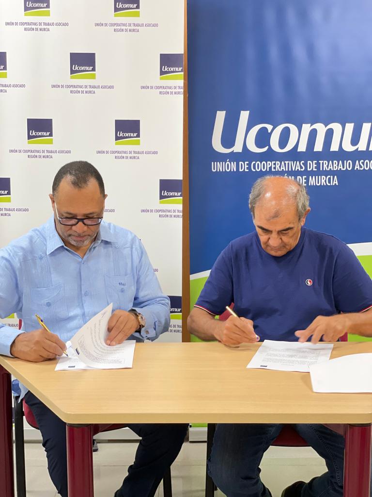 Ucomur firma un convenio
