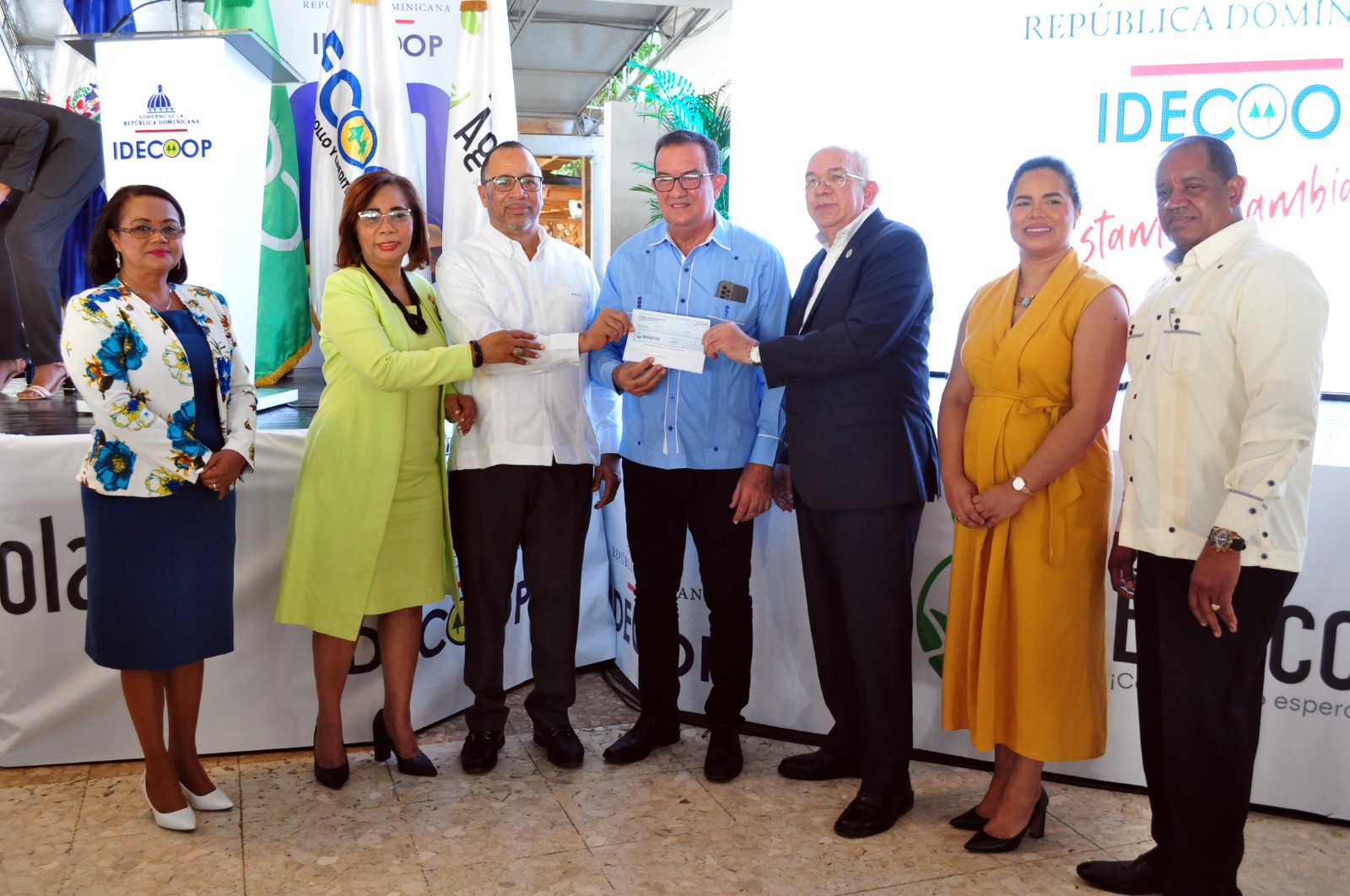 Idecoop y Banco Agricola